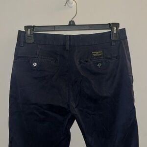 Banana Republic men’s Chinos. Navy Blue waist 31, inseam 32. No rips or stains.